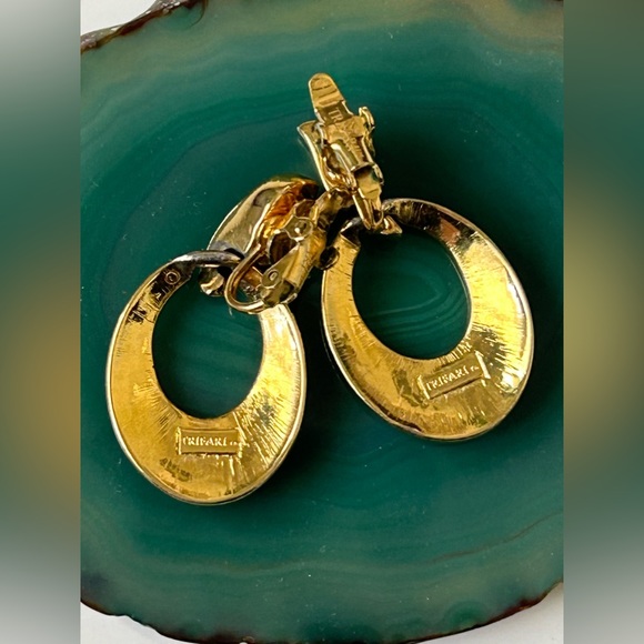 Vintage TRIFARI Dangle Clip On Earrings Black Enamel and Gold Tone. - Picture 5 of 8